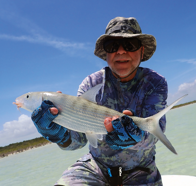 Fliegenfischer mit Bonefish auf den Flats