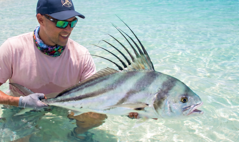Fliegenfischer mit einem Roosterfish