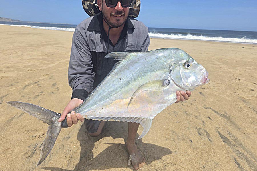 African Pompano – Fang mit konventionellem Angelgerät an der Küste von Angola