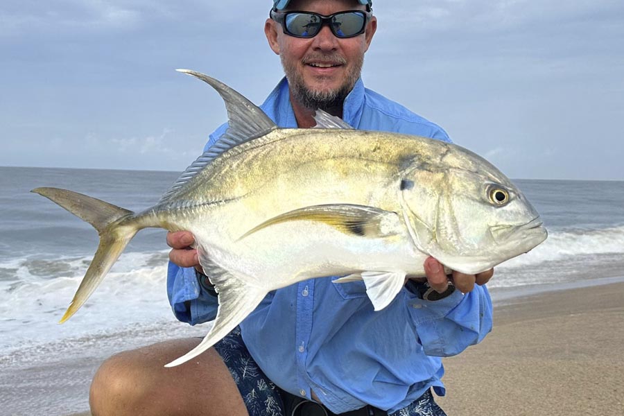 Longfin Crevalle – Fang mit konventionellem Angelgerät an der Küste von Angola